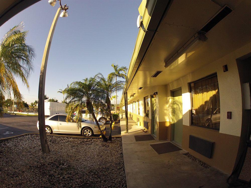 Budget Host Inn Florida Stadt Exterior foto